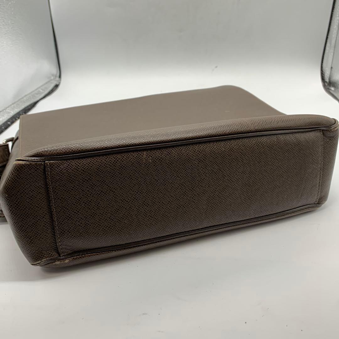 ルイヴィトン タイガ サヤン ショルダーバッグ グリズリ レザー M30918