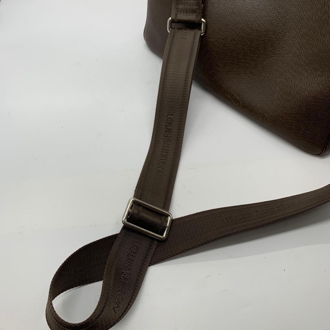 ルイヴィトン タイガ サヤン ショルダーバッグ グリズリ レザー M30918