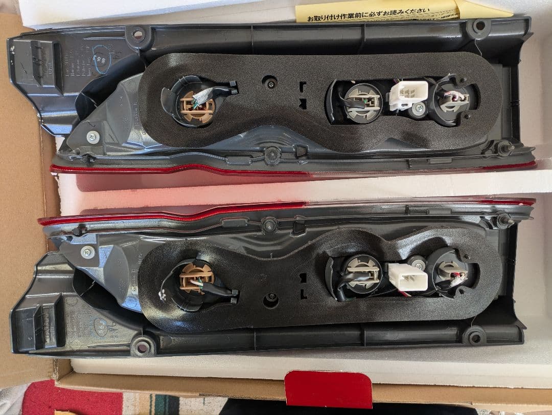 ハイエース8型　純正テールランプ　新車外し品　左右セット