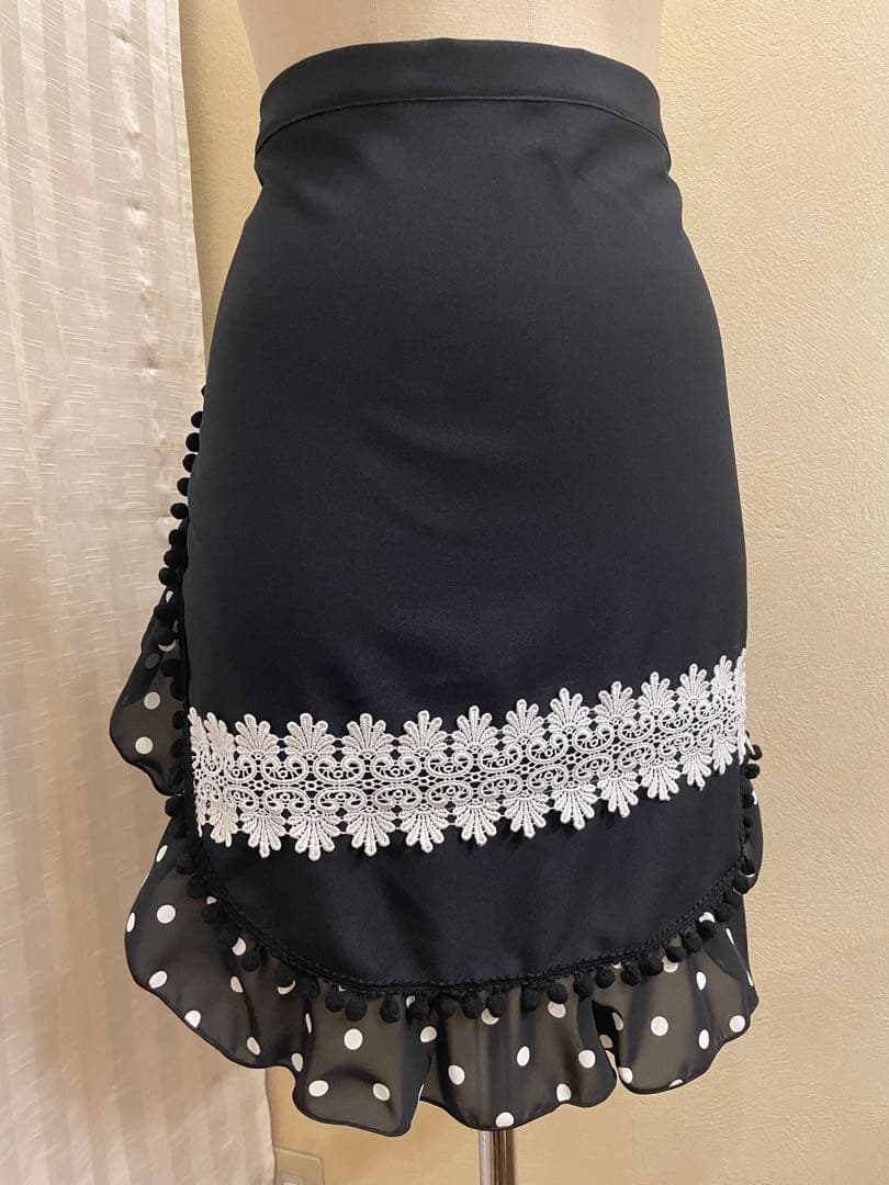 【在庫処分】最終お値下げ　エプロン　黒　黒×白小水玉フリル　レース　黒ポンポン