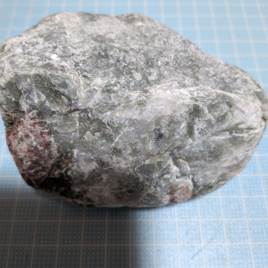 緑色と白色の石