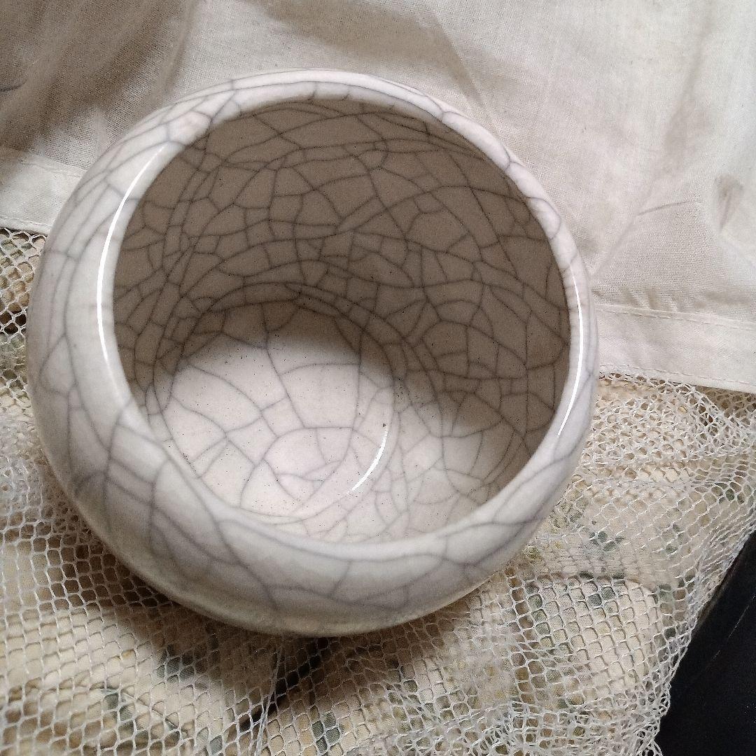 ひび割れ模様の白い陶器の器