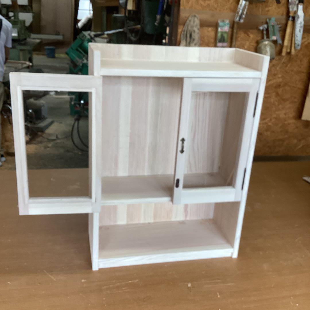 とってもオシャレ　木製キャビネット ガラス扉付き