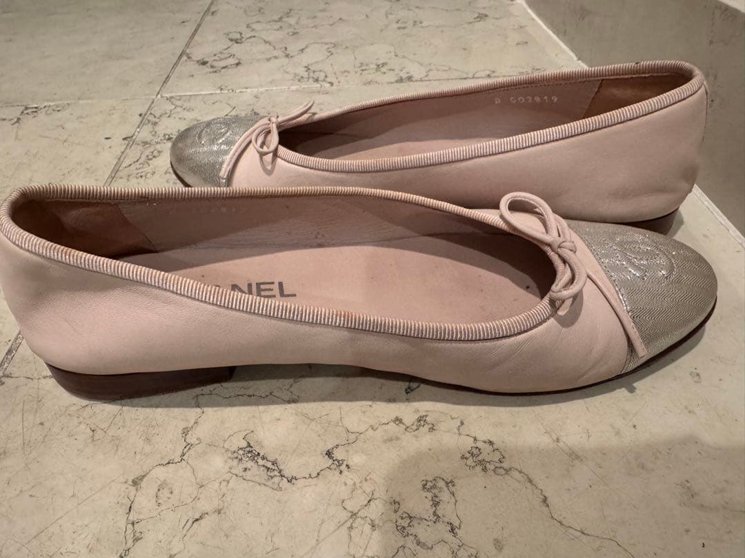 CHANEL シャネルフラットシューズピンク×シルバー ココマーク リボン38C