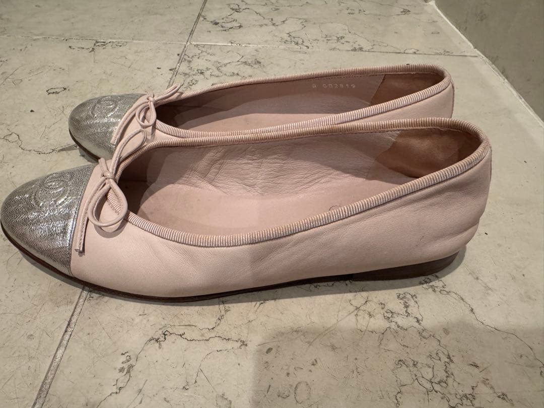 CHANEL シャネルフラットシューズピンク×シルバー ココマーク リボン38C