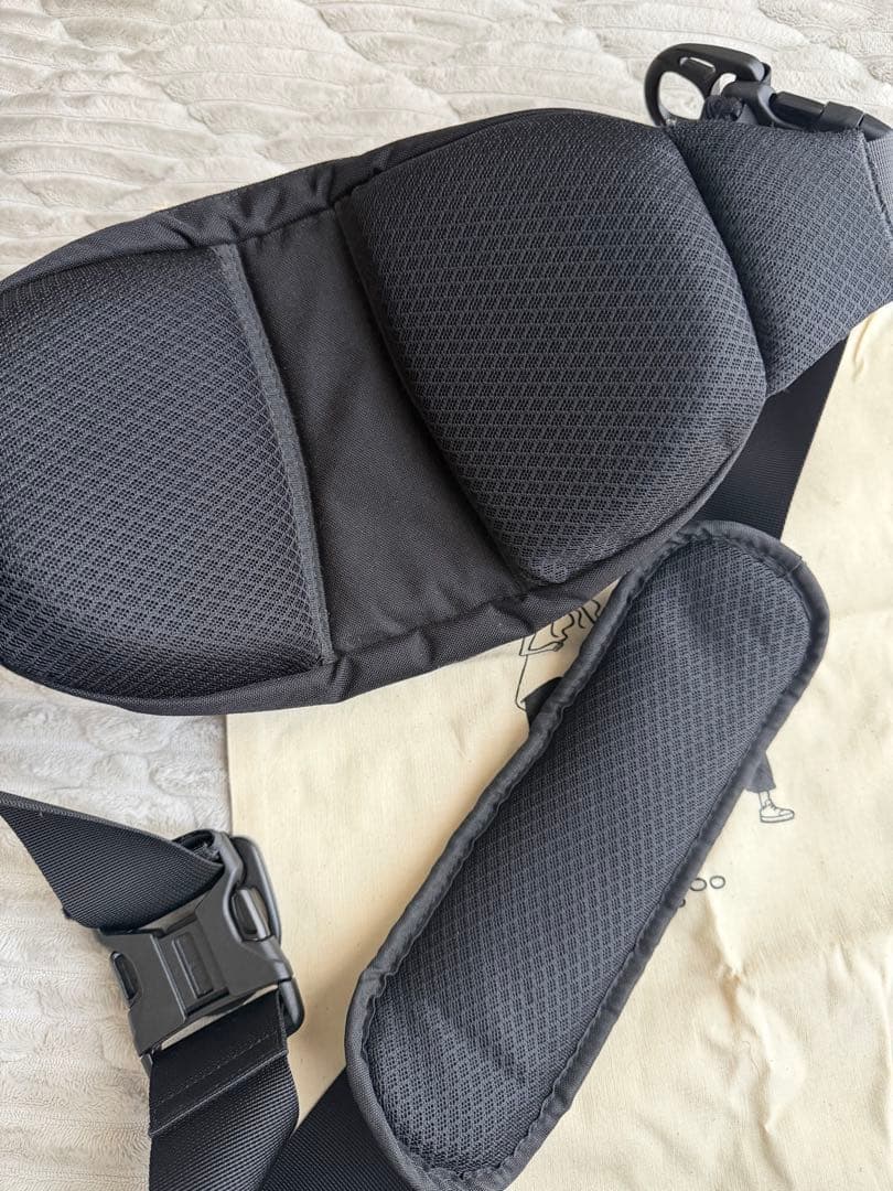 ⭐︎Hugoo ハグー　ヒップシート　ショルダーバック　ブラック×イエロー⭐︎