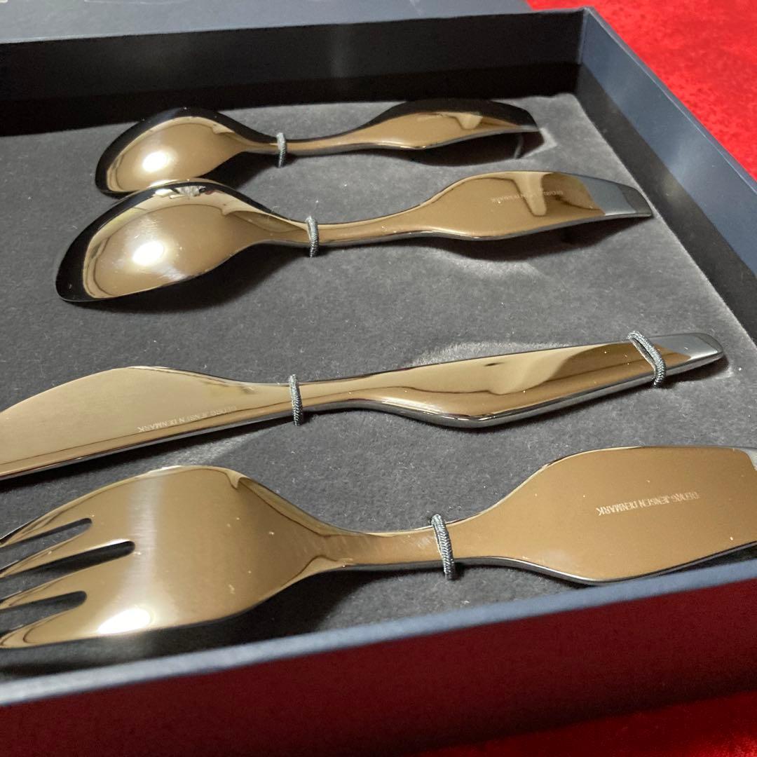 e  カトラリーセット The Twist Family