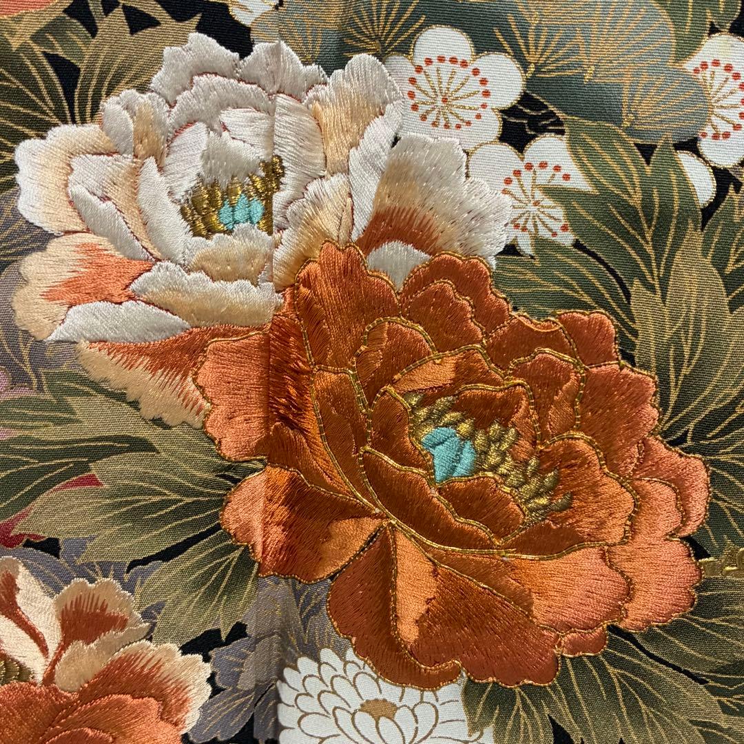 D165 黒留袖　牡丹刺繍　花車　正絹　着物　袷　しつけ糸付き未使用極美品