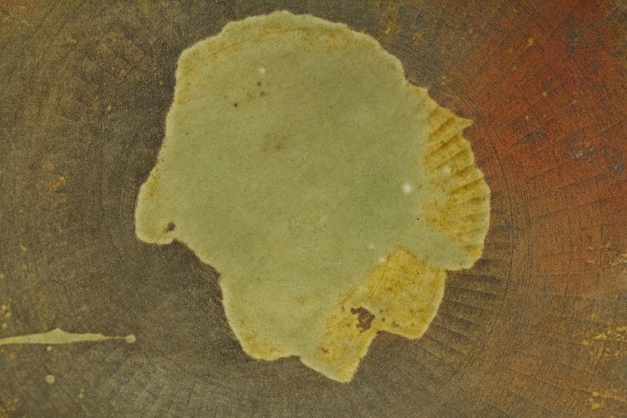 中国美術 青磁 刻草花紋 皿 φ42.5cm(ZE728)