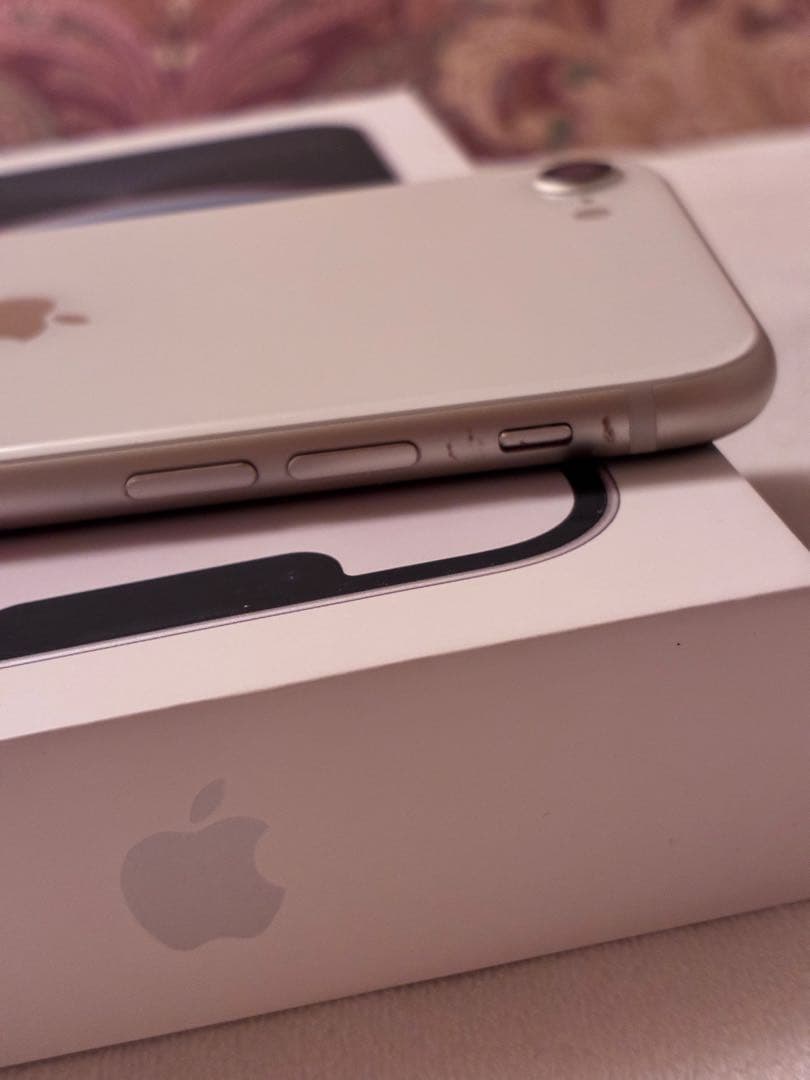 Apple iPhone se 第3世代　ホワイト　割れ傷なし　128