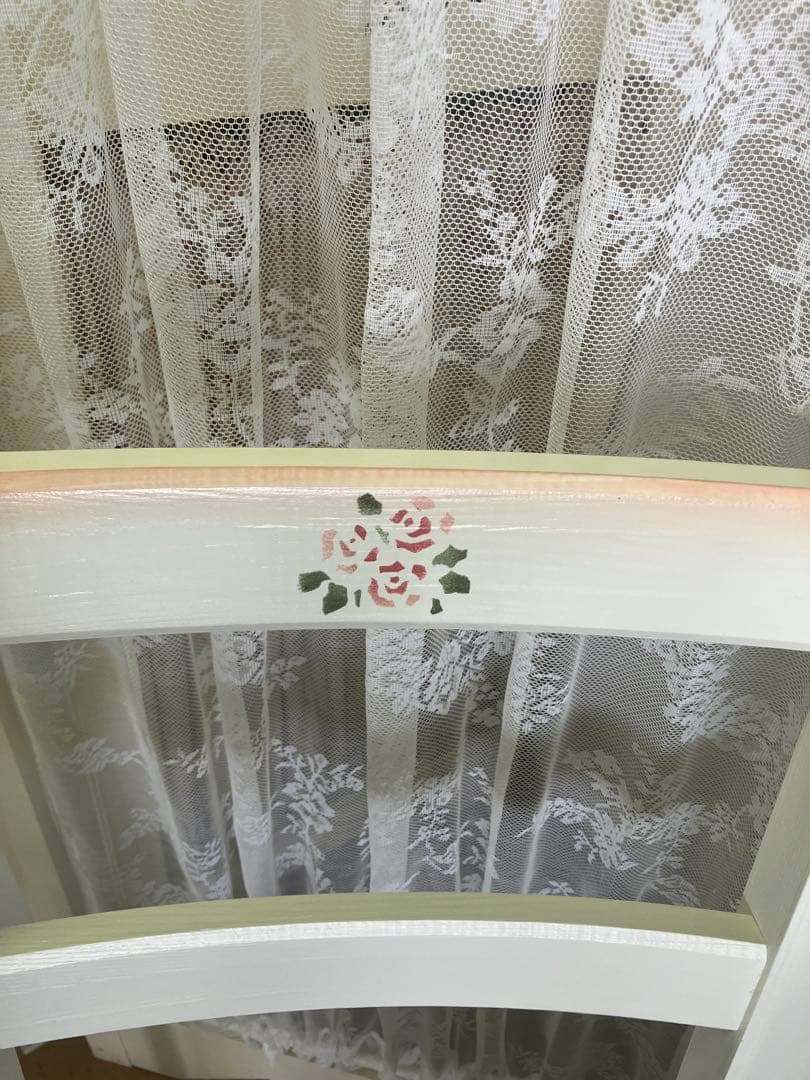 薔薇のステンシルの食卓椅子 デスク用、テーブル用サイズのチェア 木製 1人掛け