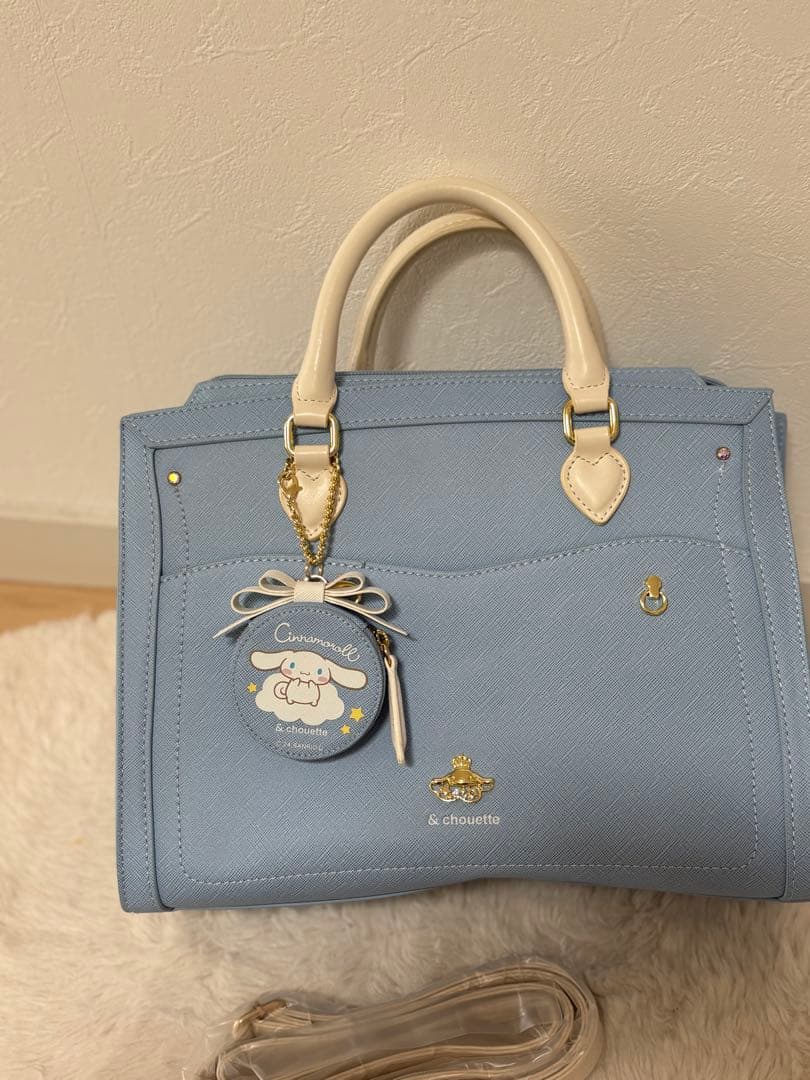 ほぼ未使用　& chouette推し事シリーズ　シナモロールバッグ　チャーム付き
