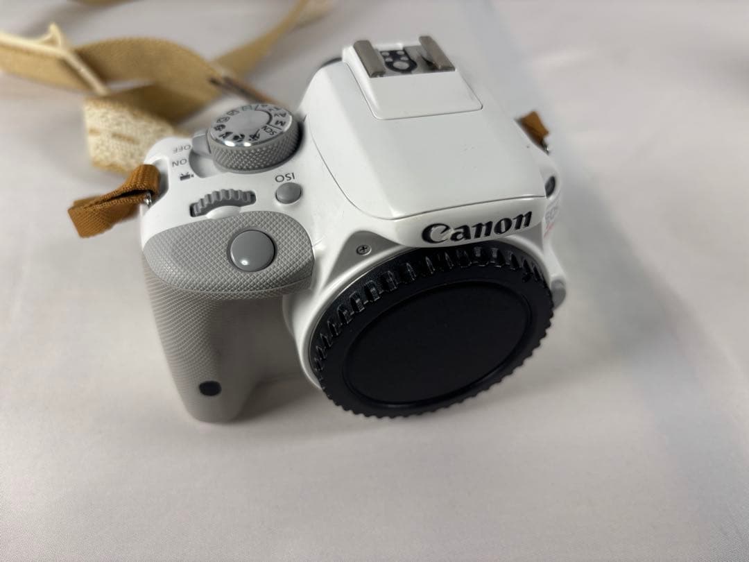 Canon EOS kiss x7ホワイトボディ＆レース柄ストラップ
