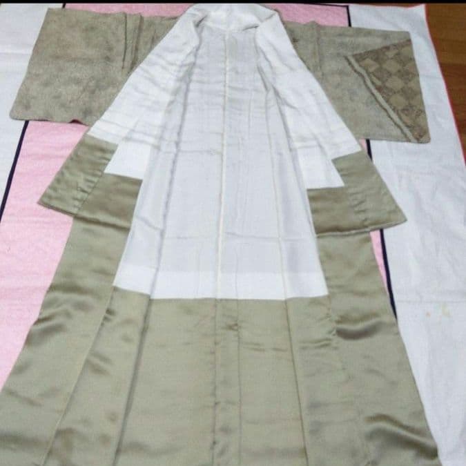 Color です。⭐❣️未使用手描き友禅総絞り柳鼠色地に辻が花描き訪問着