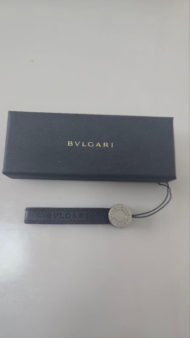 プチダイヤモンドネックレスとBVLGARIストラップ