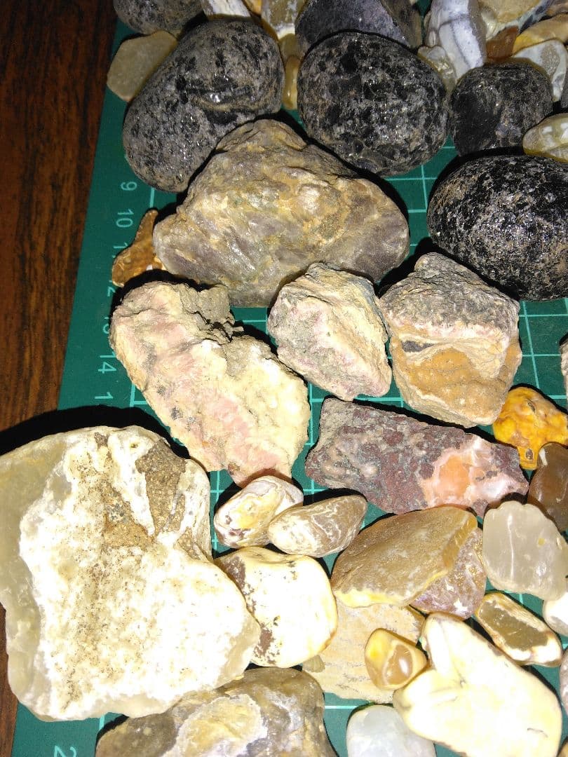 北海道産鉱物標本　鉱物　瑪瑙　稲倉石　原石　宝石　天然石　A8
