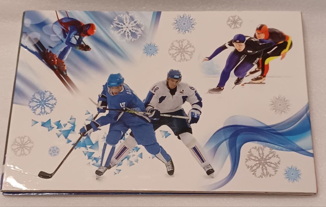 ロシア語で記載されている 2014年 ソチ 冬季オリンピックの記念硬貨