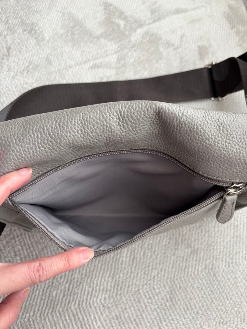 ear PAPILLONNER(イアパピヨネ) 本革　ボディバッグ