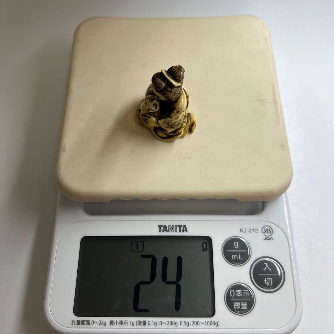 青堂在銘　極上女性に犬根付　24g 東Y8-0204☆2F