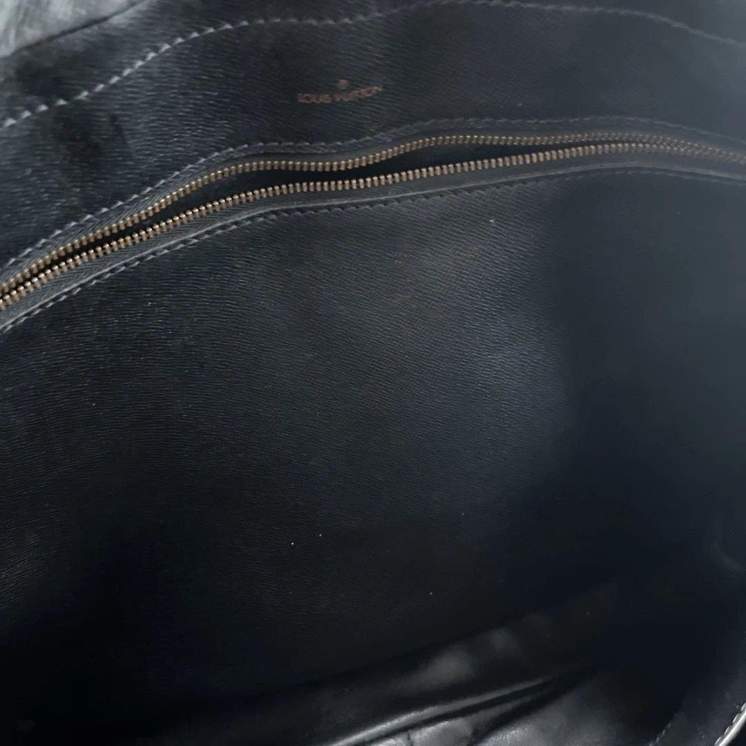 LOUIS VUITTONルイヴィトン エピ ポルトドキュマン・ヴォワヤージュ