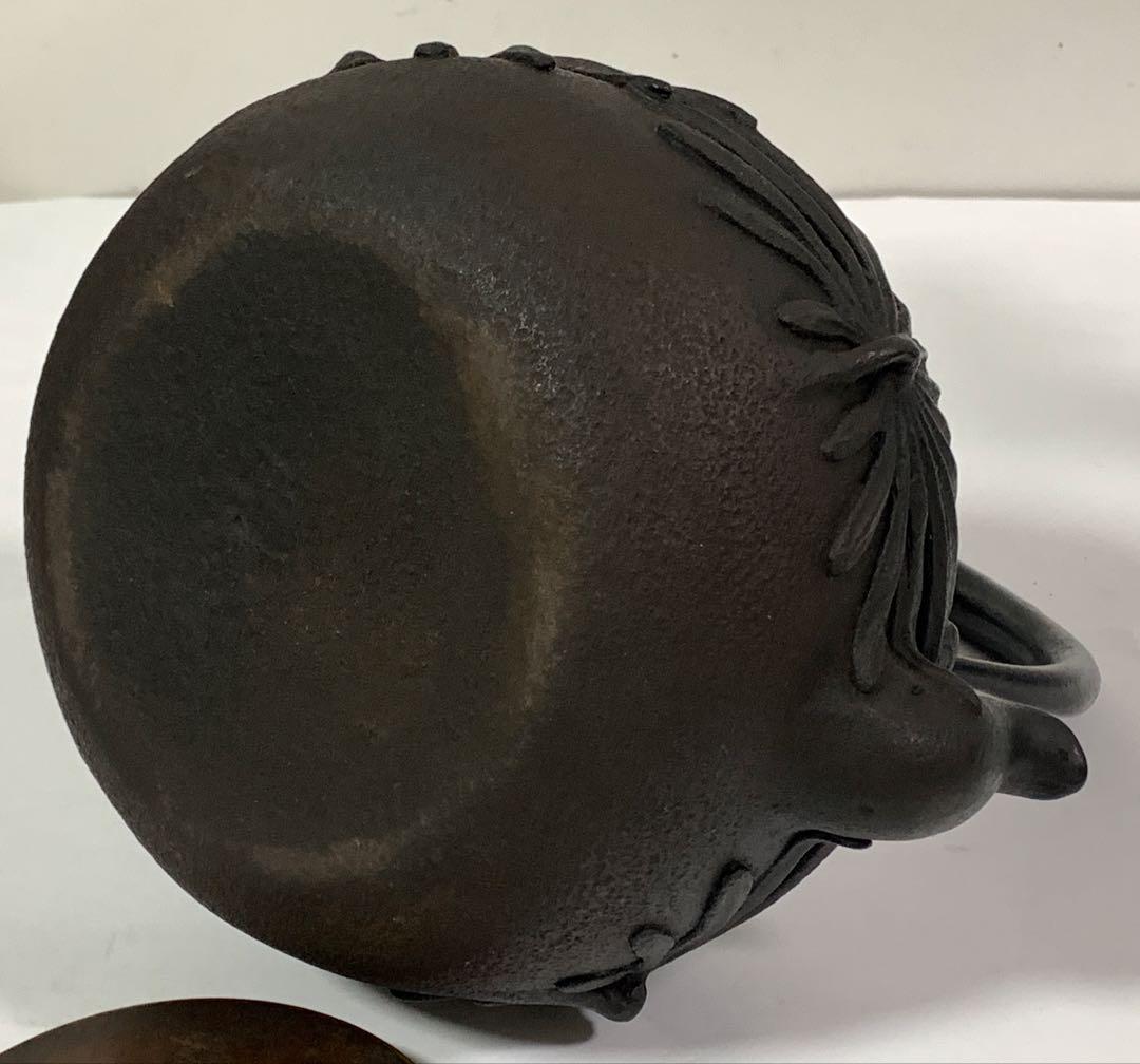 金龍堂造 高肉彫菊花文 鉄瓶 銀象嵌持手 蓋つまみ純銀 在銘