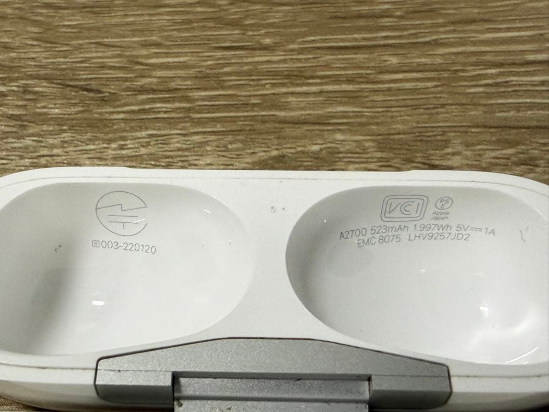 AirPods Pro 2 本体とAzlaイヤーチップ 2セット