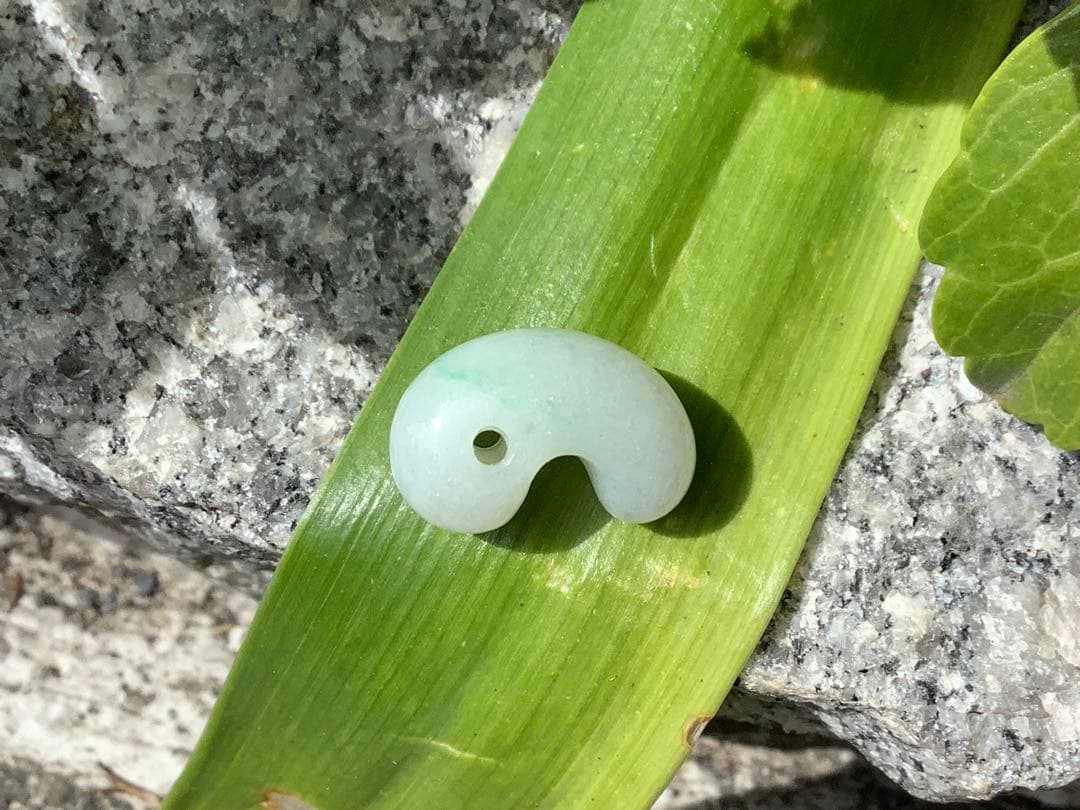 ✳業者様も大歓迎‼️ 糸魚川翡翠ロウカン勾玉　極上物‼️ 鑑別書付の本物を‼️