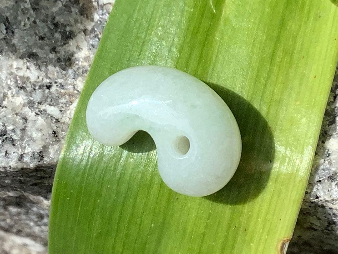 ✳業者様も大歓迎‼️ 糸魚川翡翠ロウカン勾玉　極上物‼️ 鑑別書付の本物を‼️