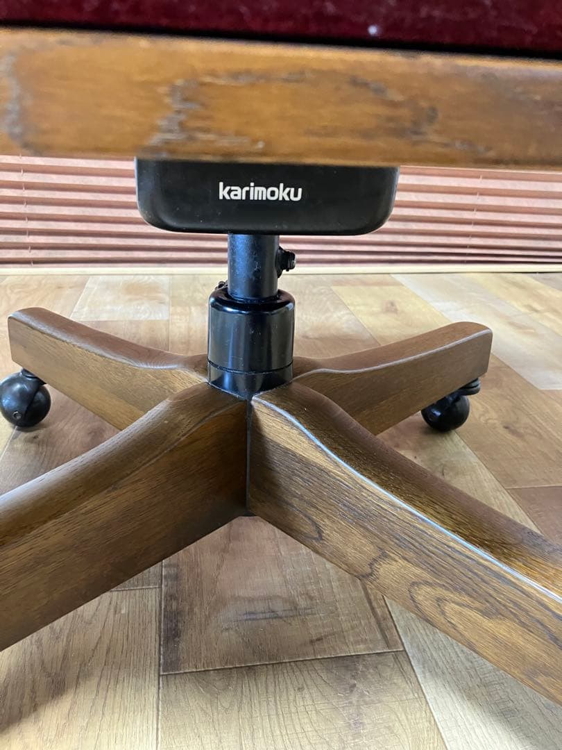 カリモク　コロニアルデスクチェアー　レッドモケット　アーム付き