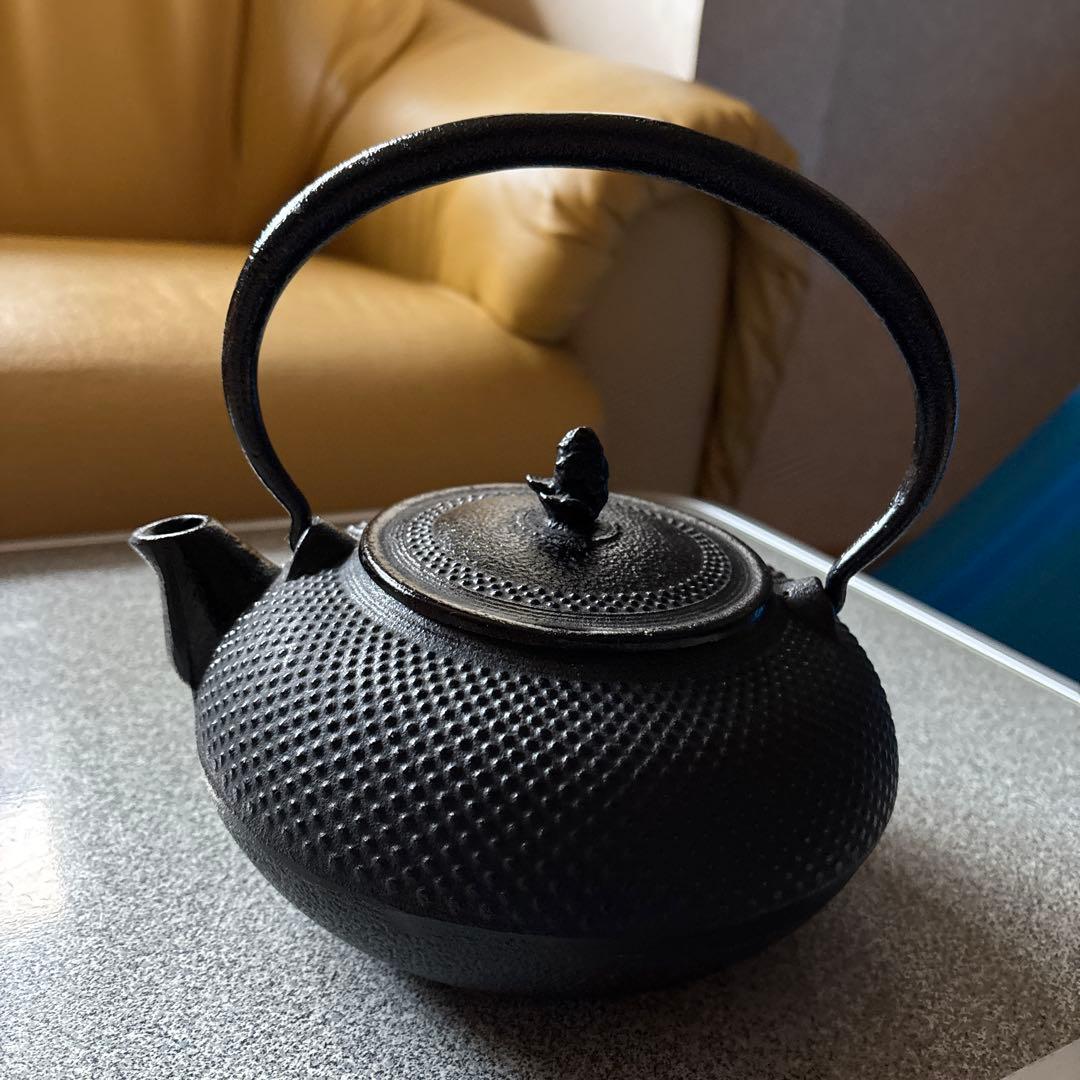 黒い点状模様の大きな鉄瓶、鉄器 18×20×20cm