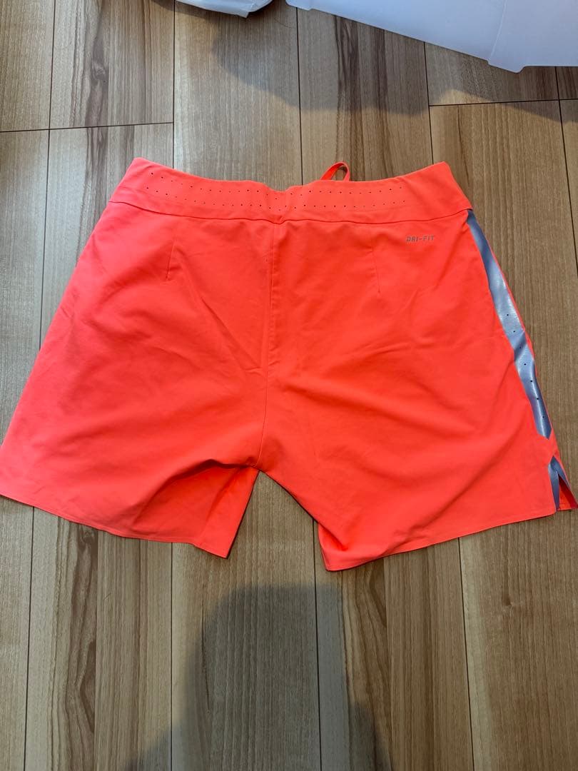 Nike ロジャー・フェデラーモデル　リフレクター付きオレンジハーフパンツ