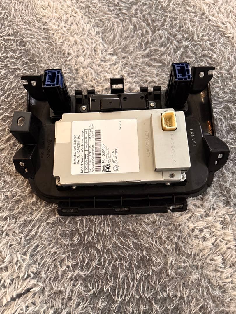 トヨタ　カローラスポーツ　ワイヤレス充電　シートヒータースイッチ付き