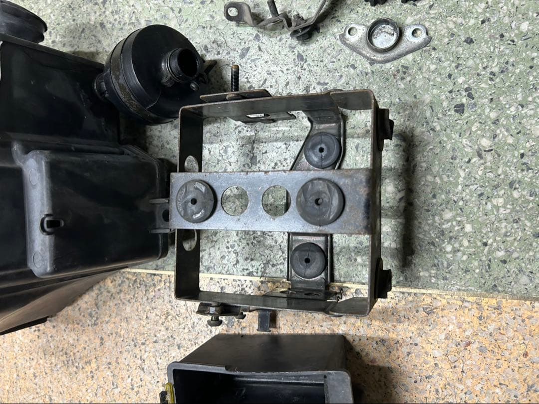 ヤマハ SR400 1JR 純正エアクリーナーBOX バッテリーケース