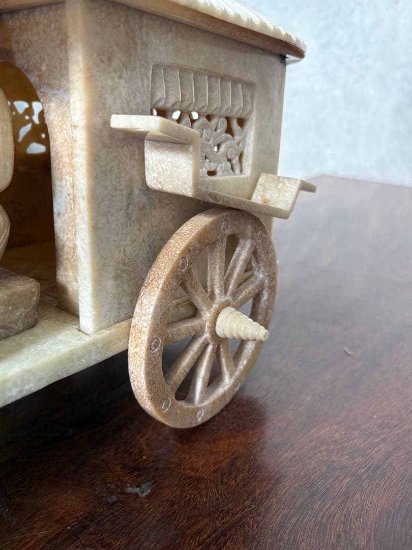 ジブリ⭐︎石？玉？の大きな中国的置物　馴鹿車？