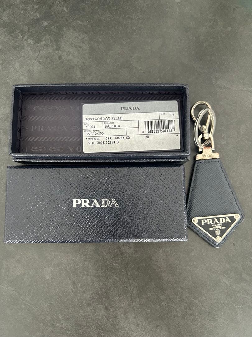プラダ キーリング キーホルダー サフィアーノレザー トライアングル