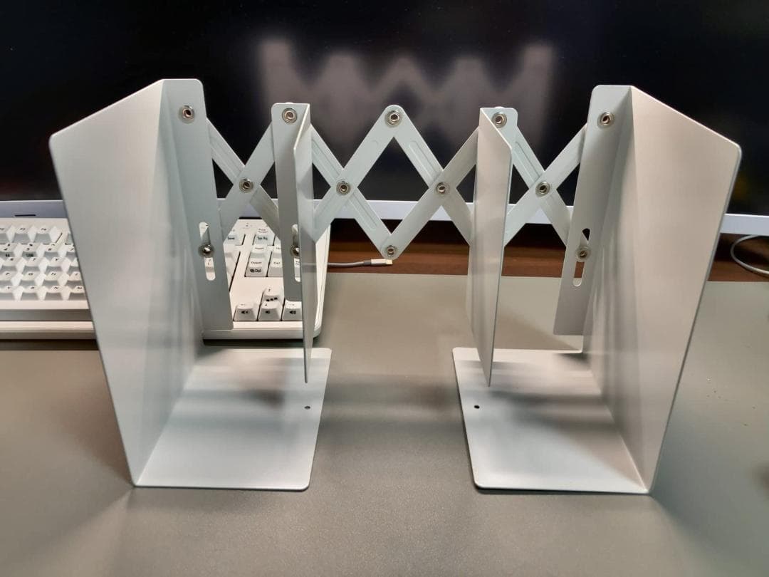 ☆ブックエンド：アコーディオン式、自在に伸縮・安定収納