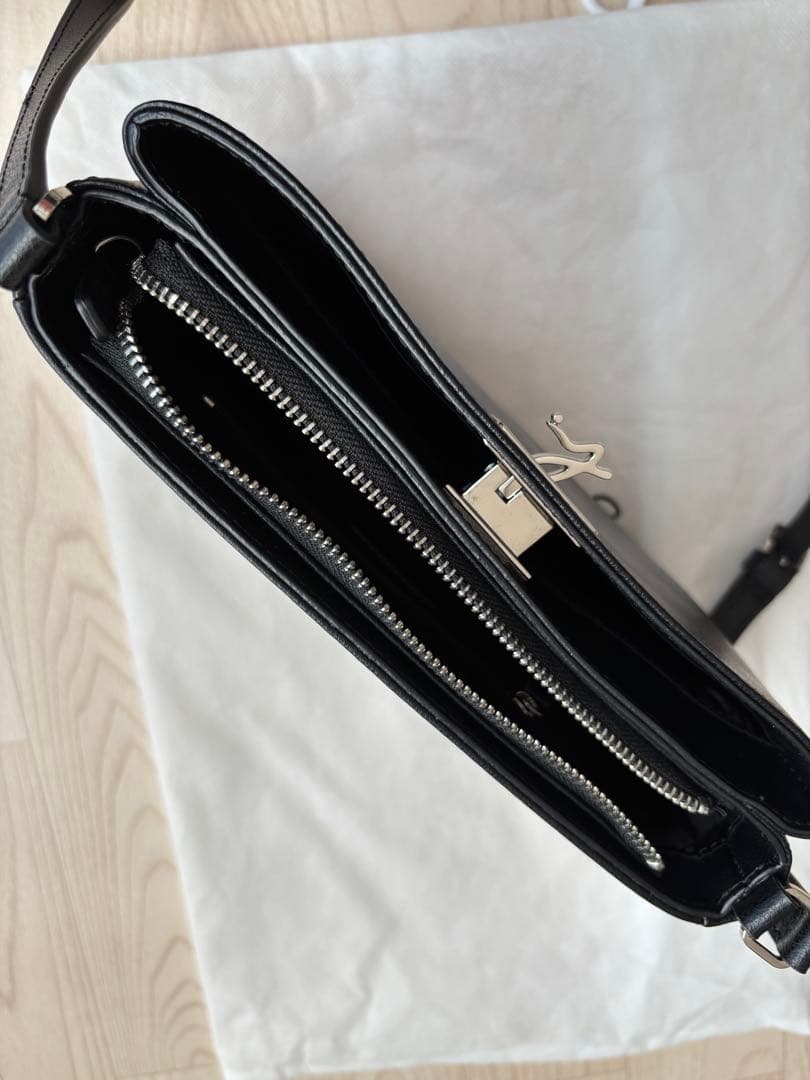 agnès b. ブラックレザーショルダーバッグ　ターンロック　ロゴ金具　美品