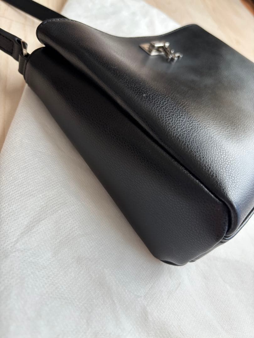 agnès b. ブラックレザーショルダーバッグ　ターンロック　ロゴ金具　美品