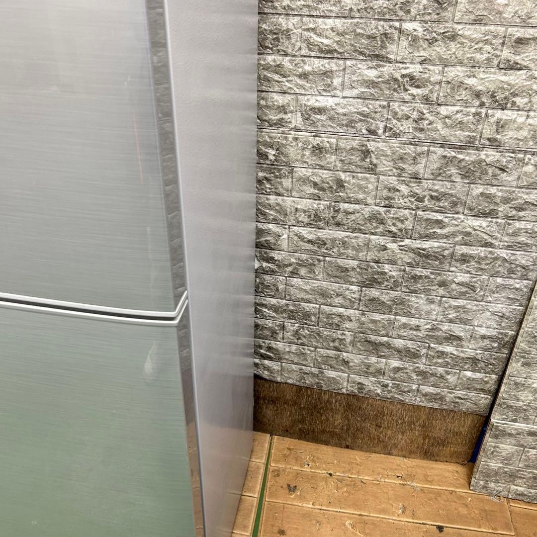 809シャープ　中型　冷蔵庫　225L 小型　一人暮らし　右開き　1〜3人暮らし