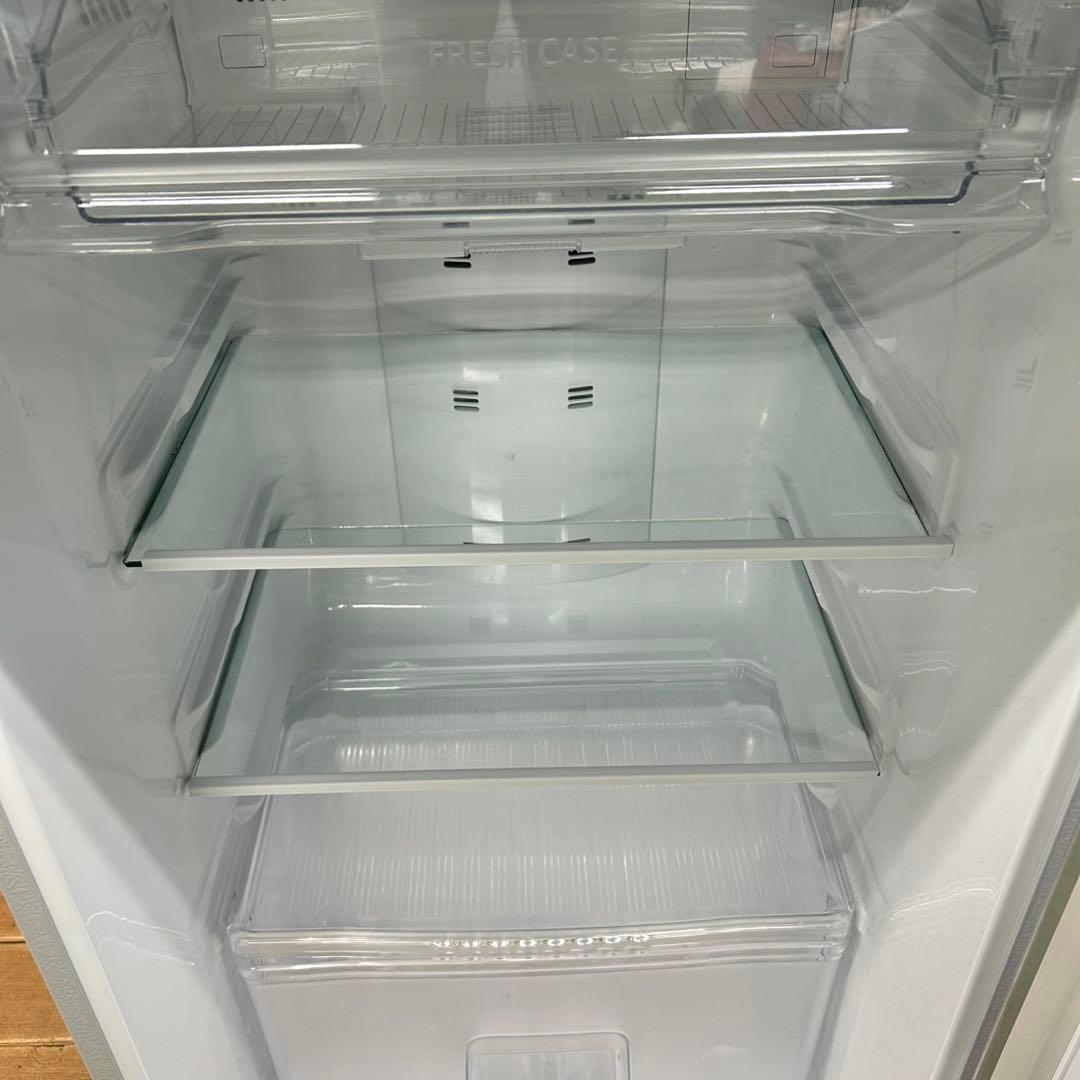 809シャープ　中型　冷蔵庫　225L 小型　一人暮らし　右開き　1〜3人暮らし