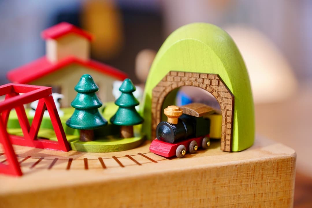 【美品】「木製ジオラマオルゴール」特注アクリルケース付／♬「線路は続くよ」