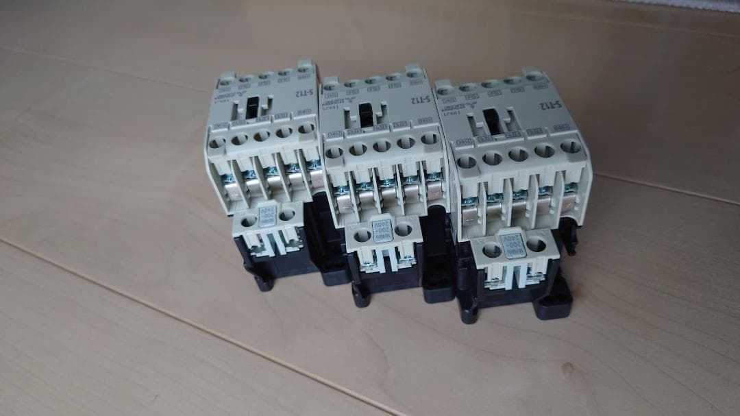 電磁接触器　三菱S-T12　３０台　　coil電圧AC200V