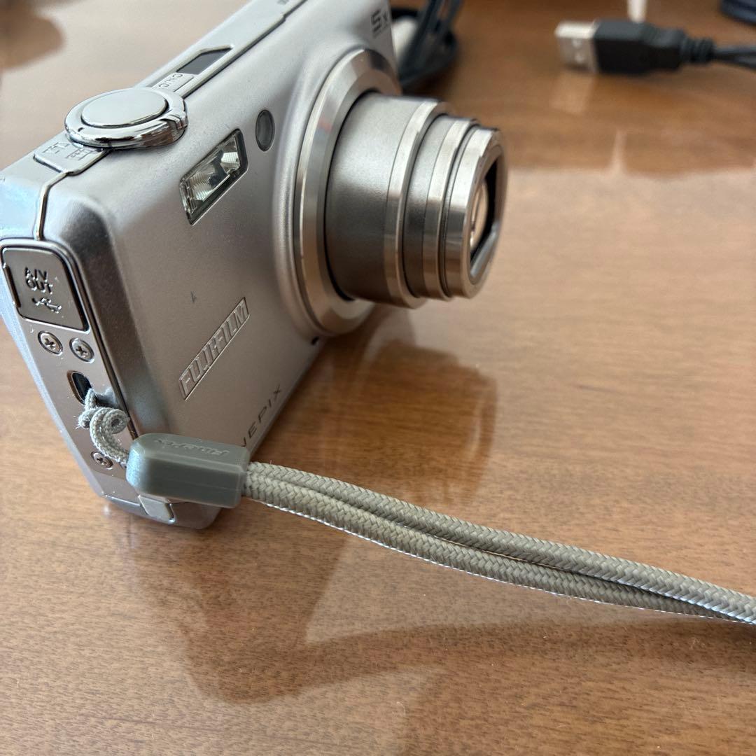 Fujifilm FinePix F100 シルバー