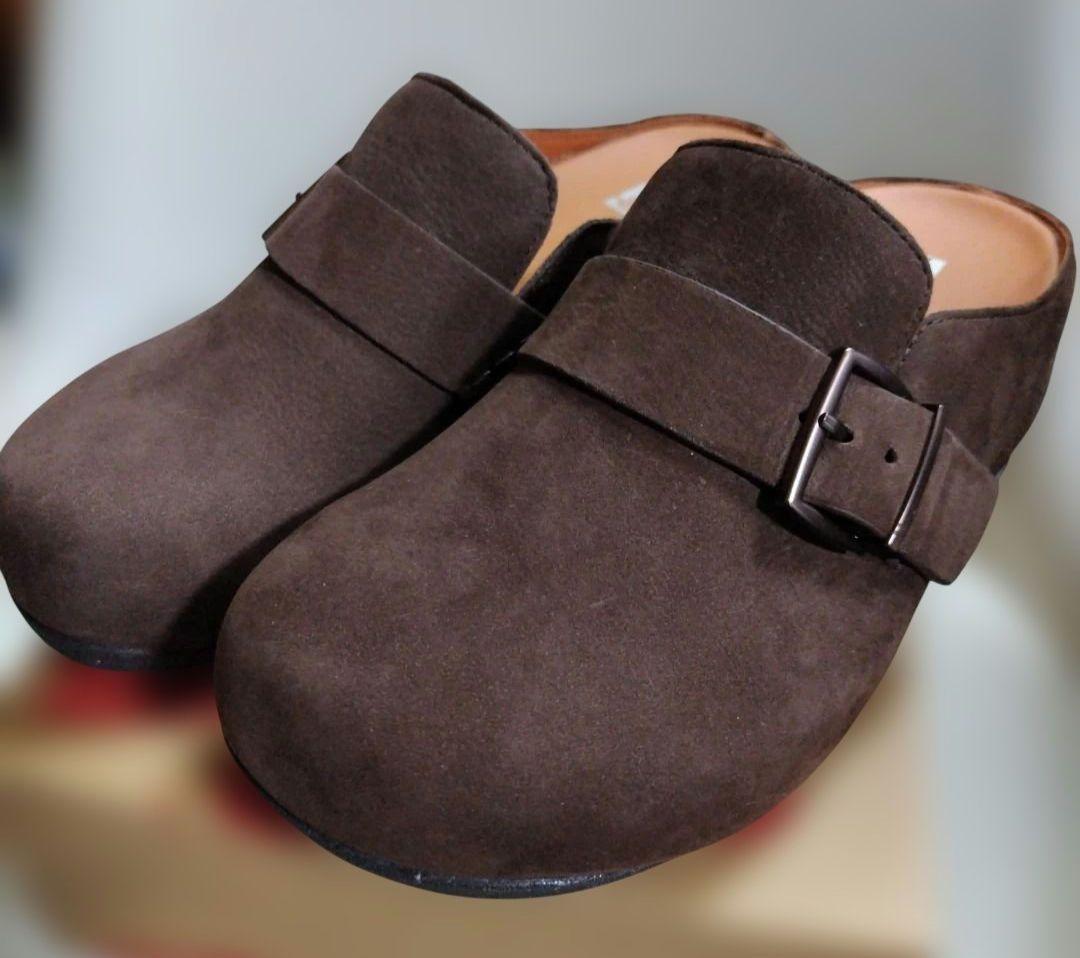 靴 SHUV BUCKLE-STRAP NUBUCK CLOGS