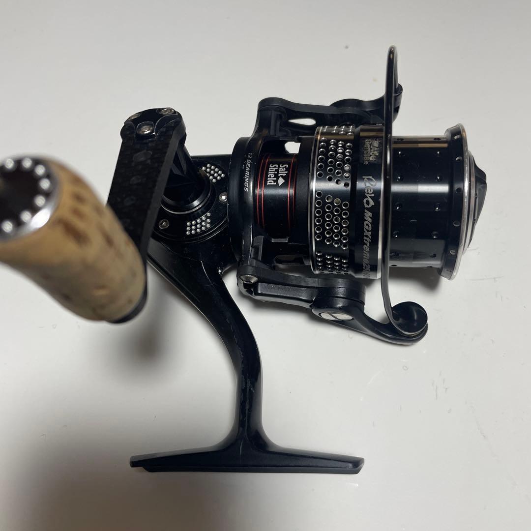 REVO MGXtreme 2500SH スピニングリール