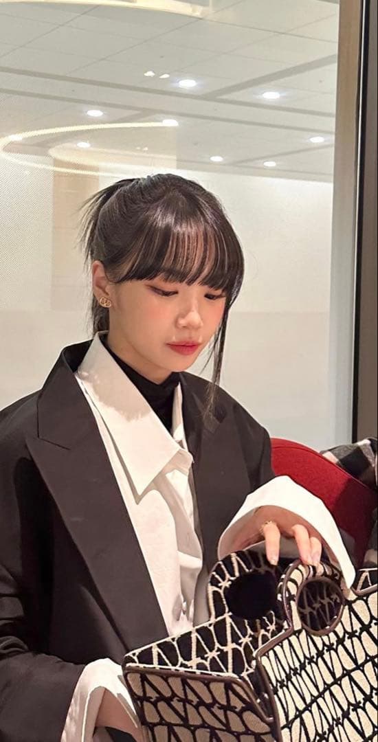 ウ*ー様 VALENTINO ゴールド ピアス (LE SSERAFIMチェウォ