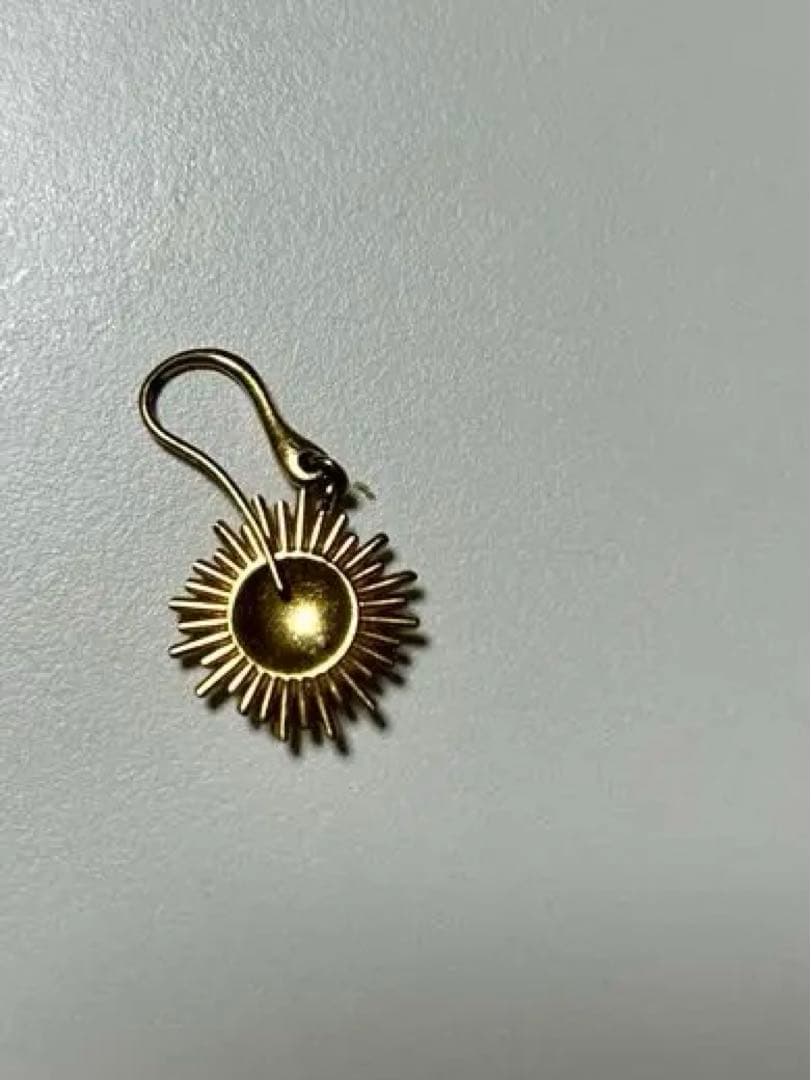 walton様、LOUIS VUITTON 太陽デザイン金色メッキ片耳用ピアス