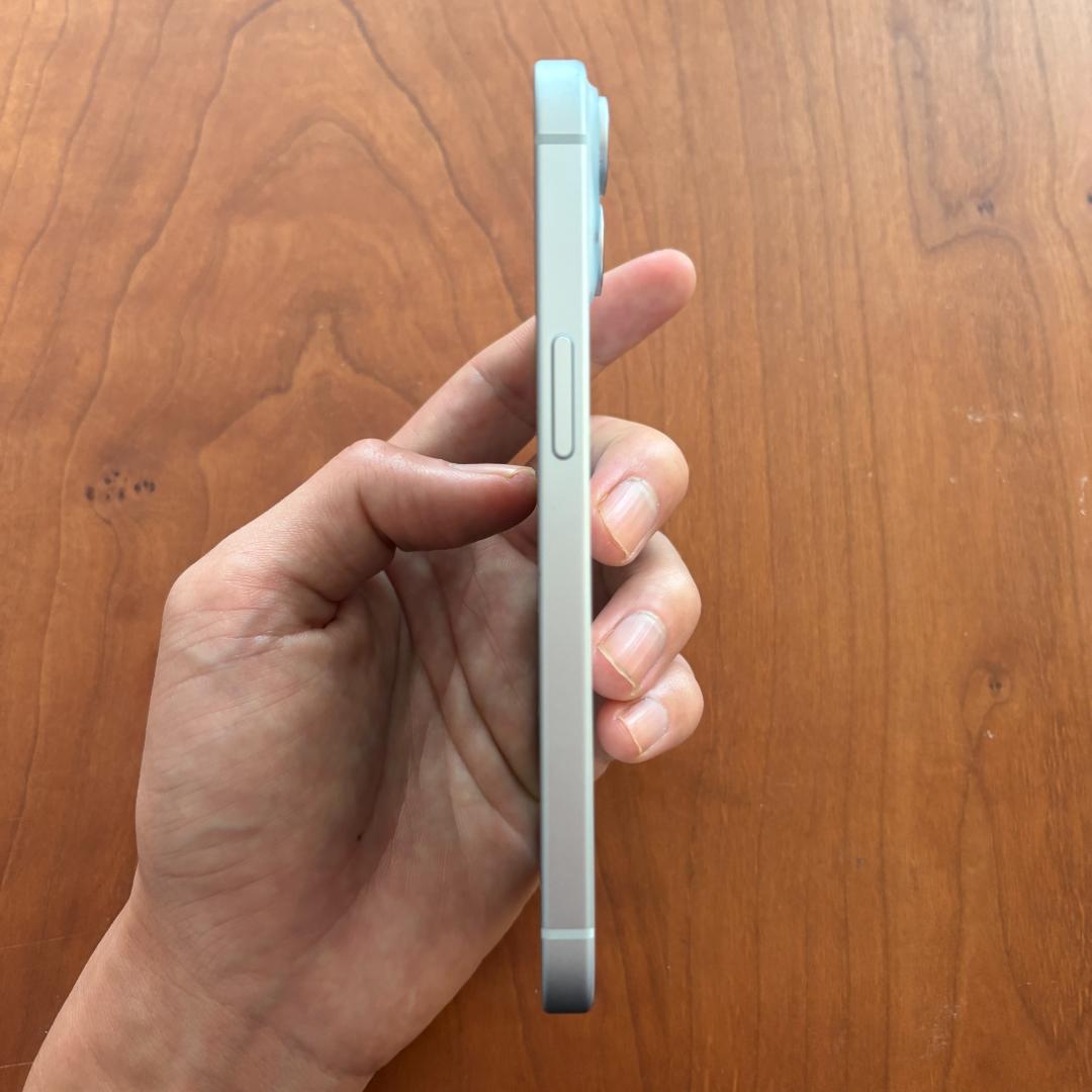 iPhone 15 ブルー　128GB　iphone本体