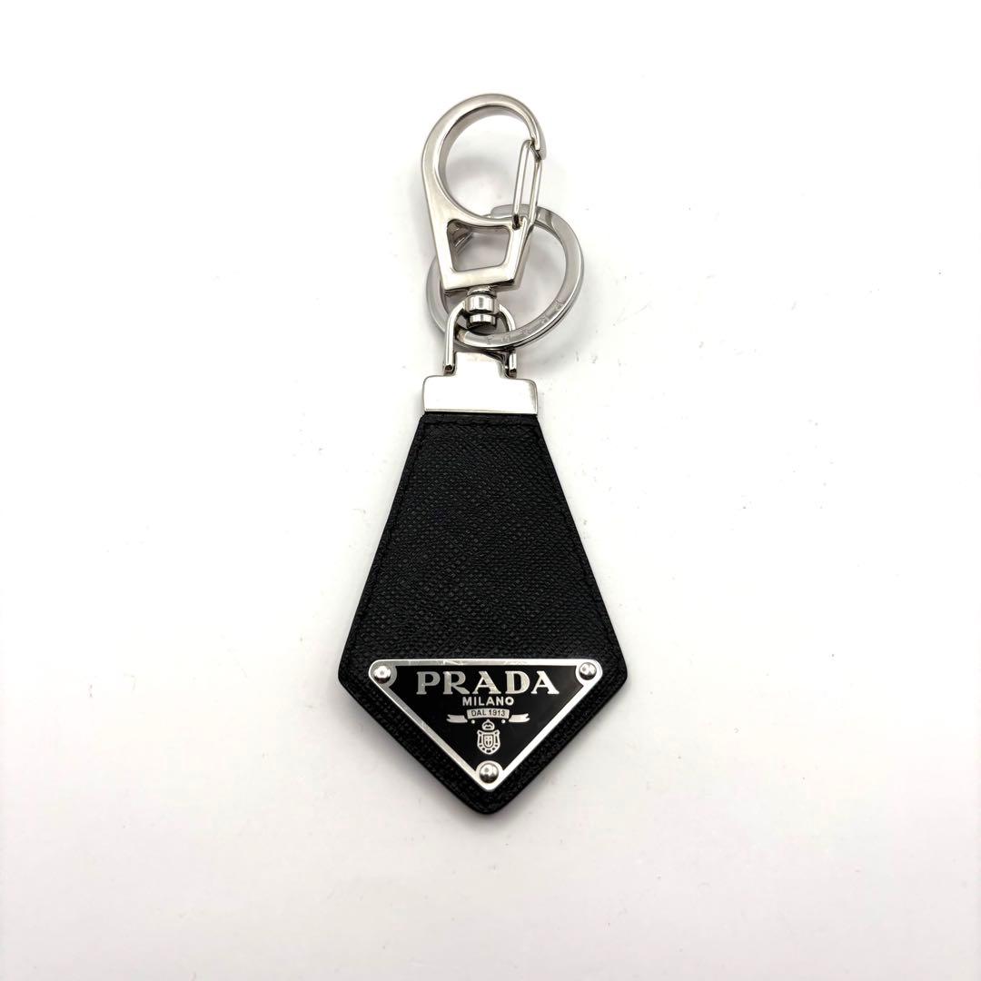 プラダ キーホルダー キーリング 三角ロゴ サフィアーノレザー ブラック 箱