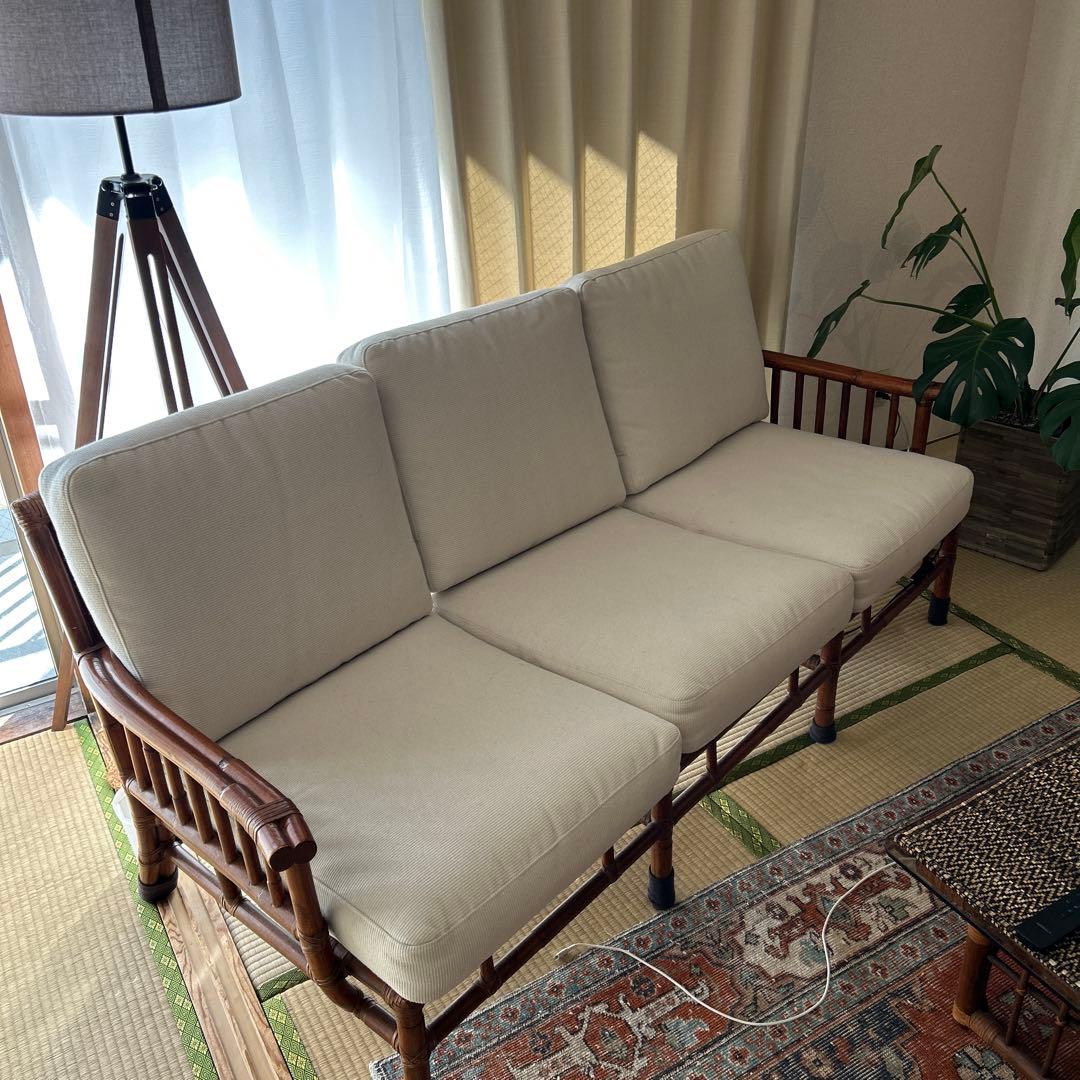 ラタンソファ　クッション付き　多少汚れあり　馬場クリーム色の2人掛けソファ